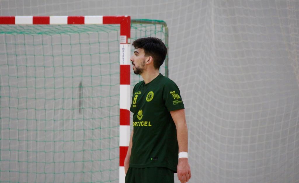 Macedense vence duelo de transmontanos e chega-se ao líder