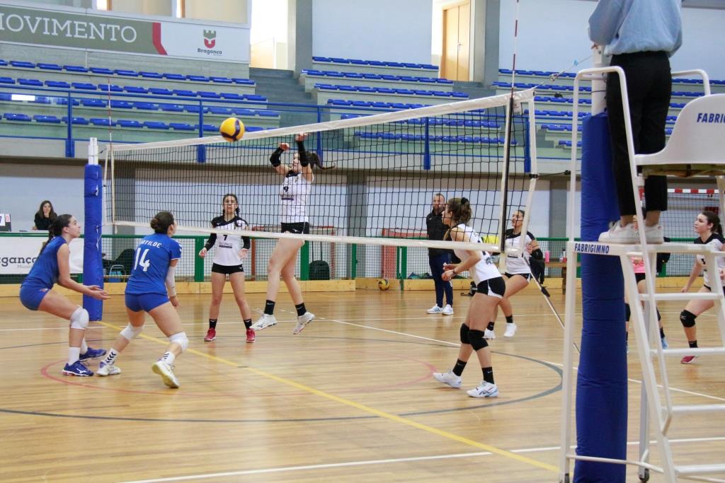 Voleibol: CAB esta sexta-feira o Porto Vólei numa prova que tem feito evoluir as jovens jogadoras