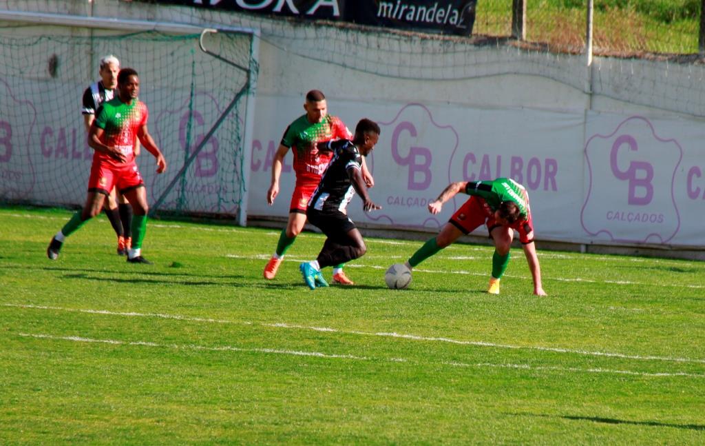 Futebol: Mirandela dá goleada e segue campeão sem derrotas