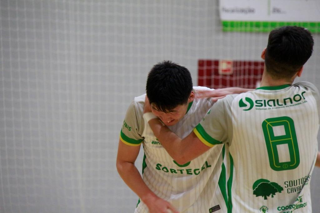 Macedense vence e iguala o líder na classificação