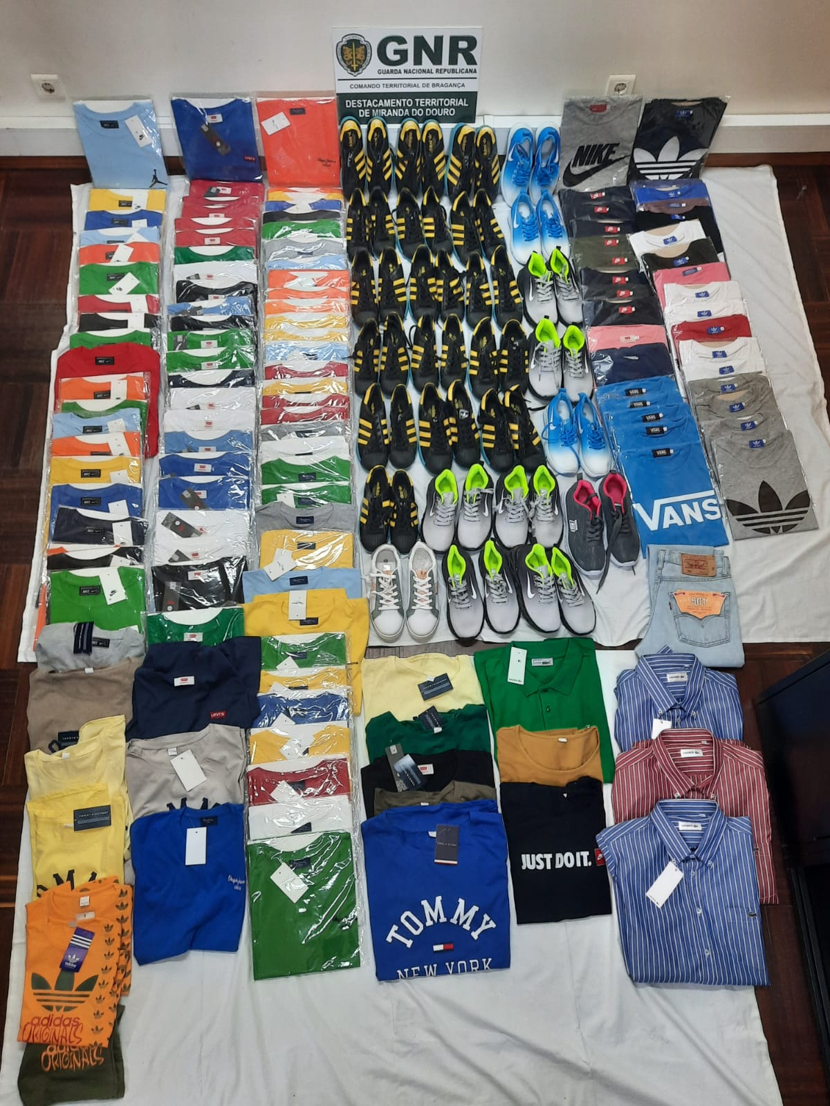 Apreendidos mais de 160 artigos contrafeitos na feira de Mogadouro
