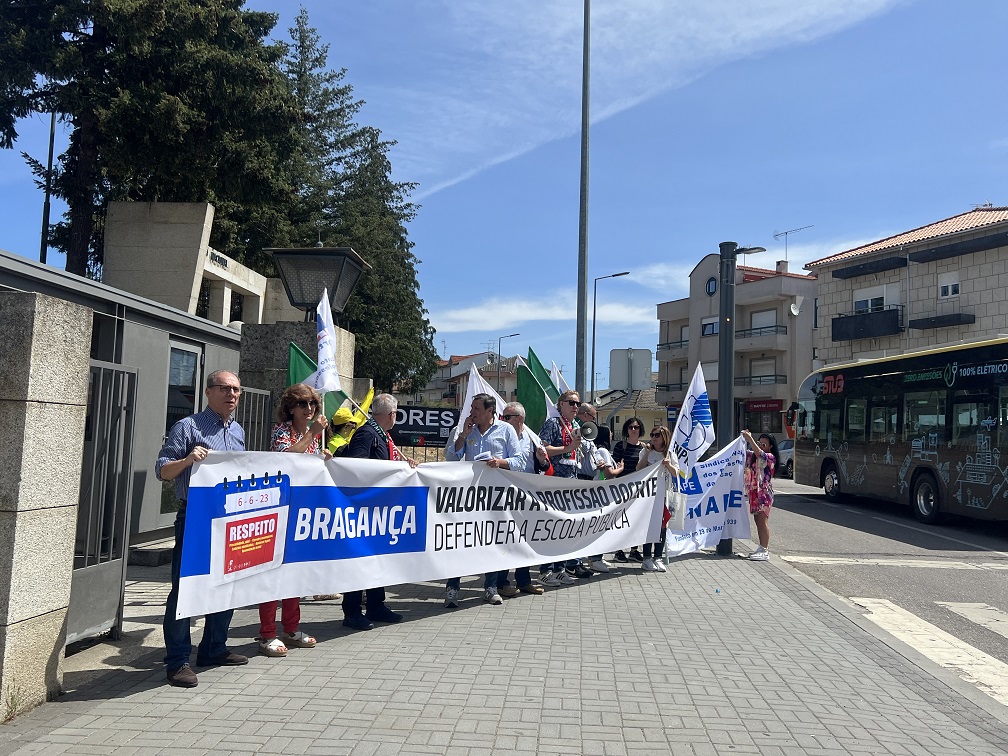 Professores protestaram junto ao liceu e vão mostrar descontentamento na Praça da Sé
