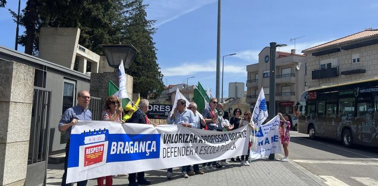 Professores novamente em greve continuam a implorar que o ministério os escute
