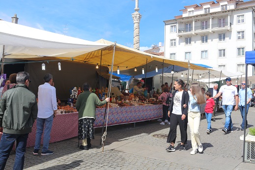 Feira das Cantarinhas é tradição para brigantinos e atracção para visitantes