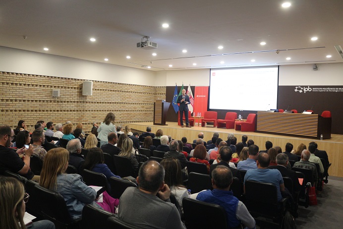 Empresários têm que recorrer a empresas que os ajudem para candidatarem projectos a Fundos Europeus