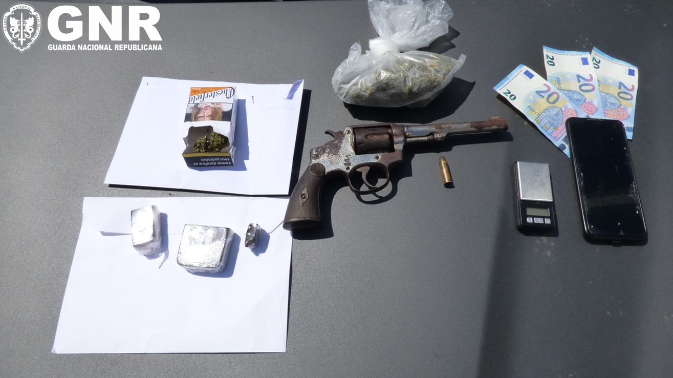 Dois homens detidos em Miranda do Douro por tráfico de droga e posse de arma proíbida