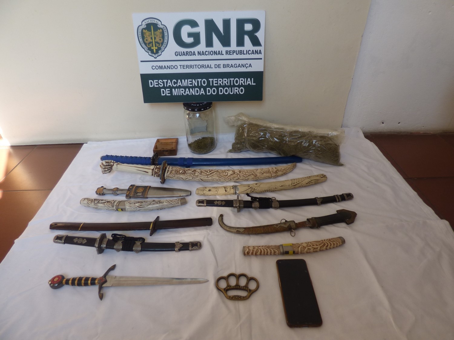 GNR apreendeu armas e mais de 200 doses de droga no concelho de Miranda do Douro