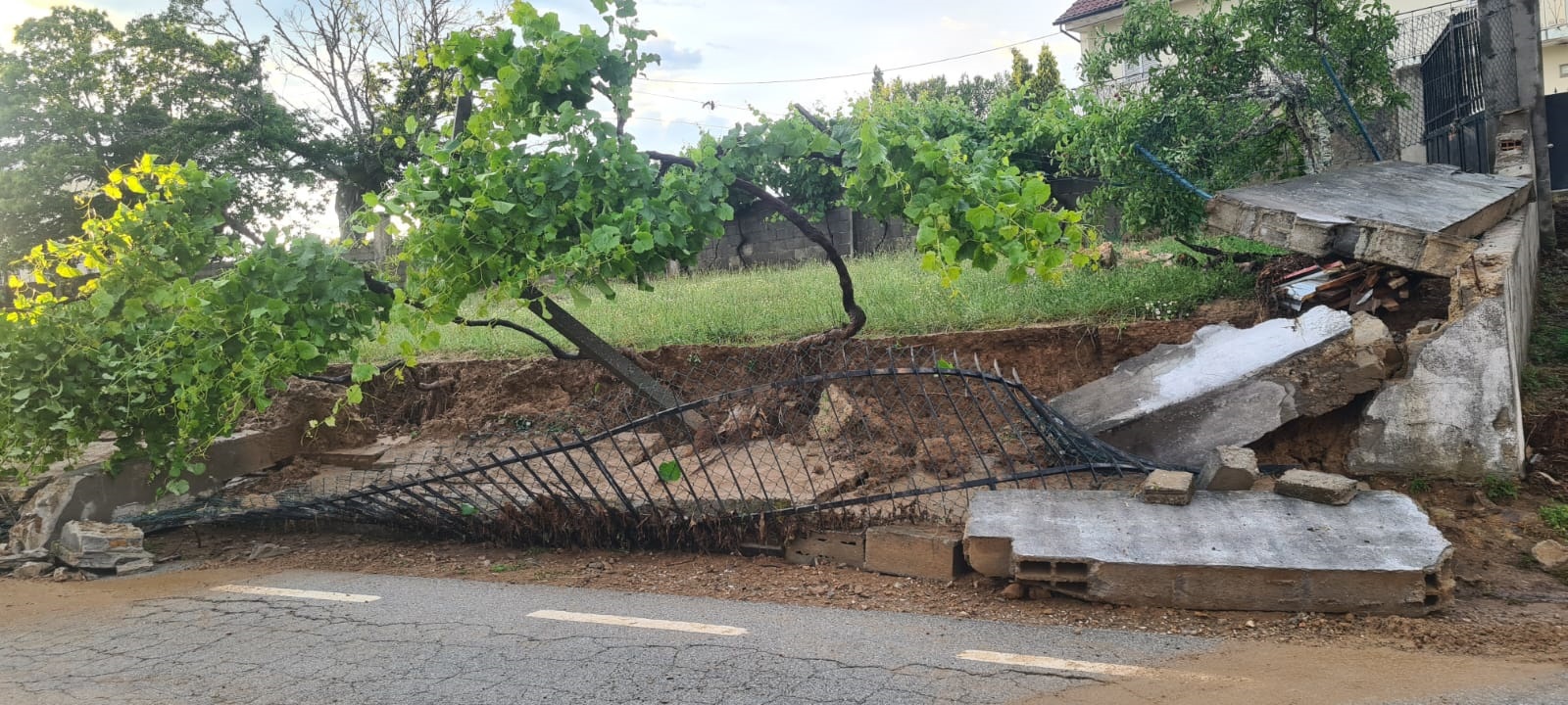 Mau tempo arrancou paralelos, inundou casas e derrubou muros