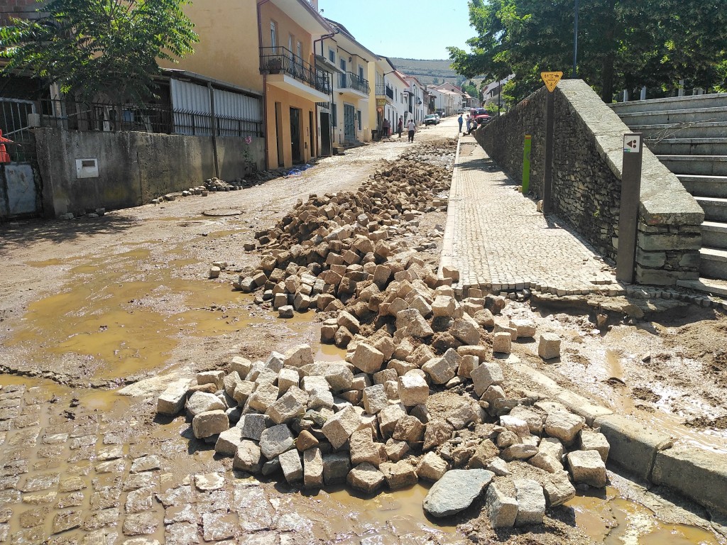 Temporal faz estragos avultados na aldeia de Cortiços