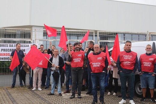 Trabalhadores da Faurecia estão em greve mais uma vez
