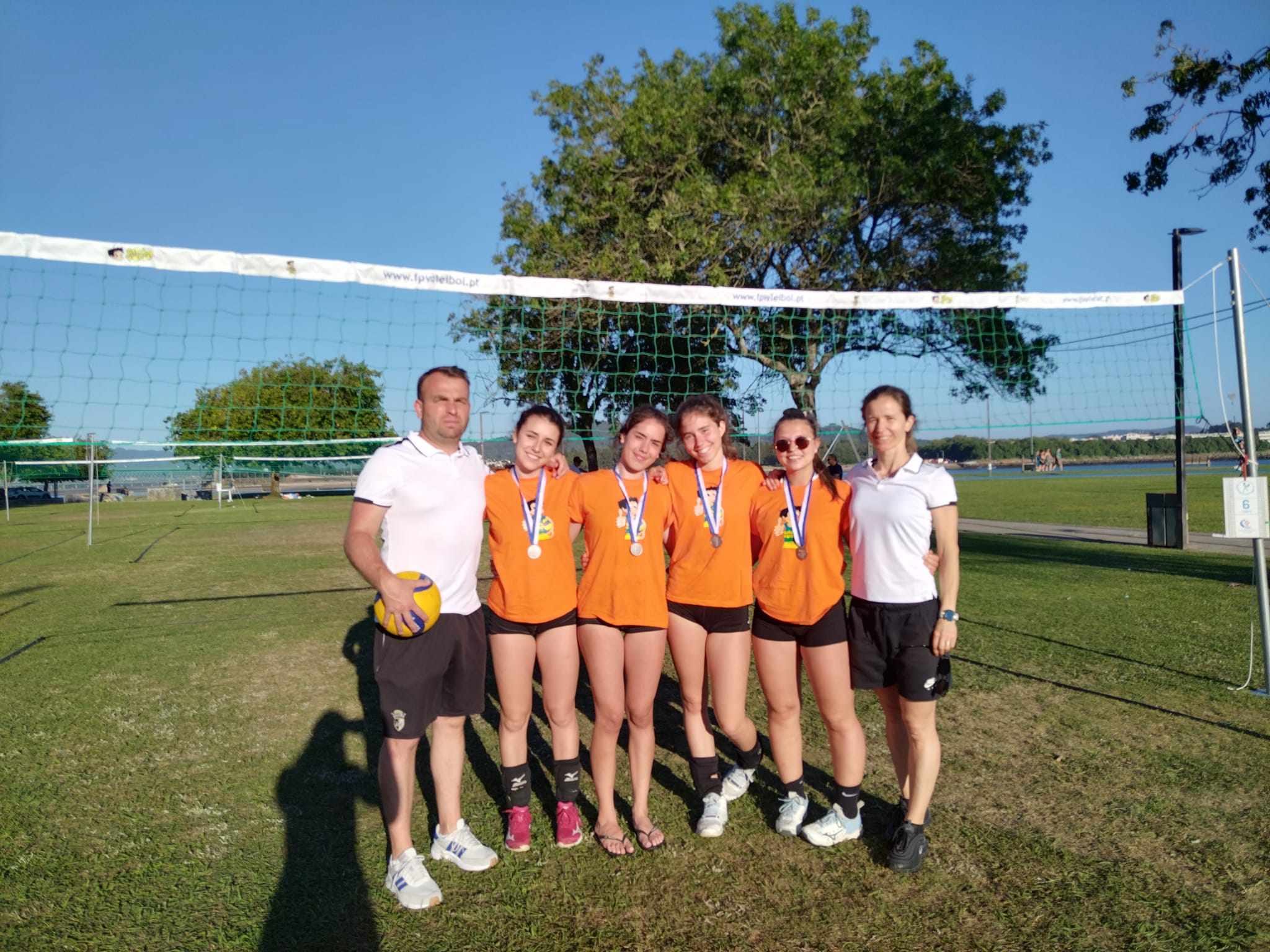 Inês Vale e Filipa Pires alcançam terceiro lugar na Final do Encontro Nacional de Voleibol ao ar livre