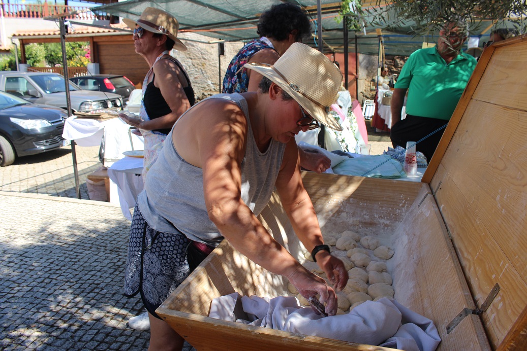 Feira do Pão anima Samil e mantém tradição viva