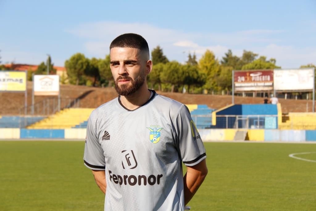 Futebol: GDB oficializa renovação de André Reis