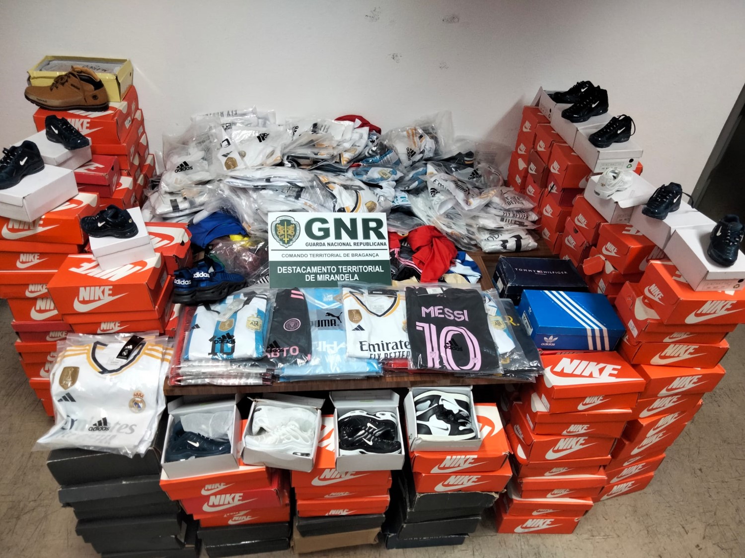 GNR apreendeu 360 peças de vestuário contrafeito que ia ser vendido na feira de Mirandela