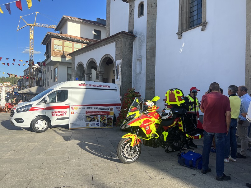 Bombeiros de Bragança têm nova ambulância de transporte de doentes não urgentes e uma moto