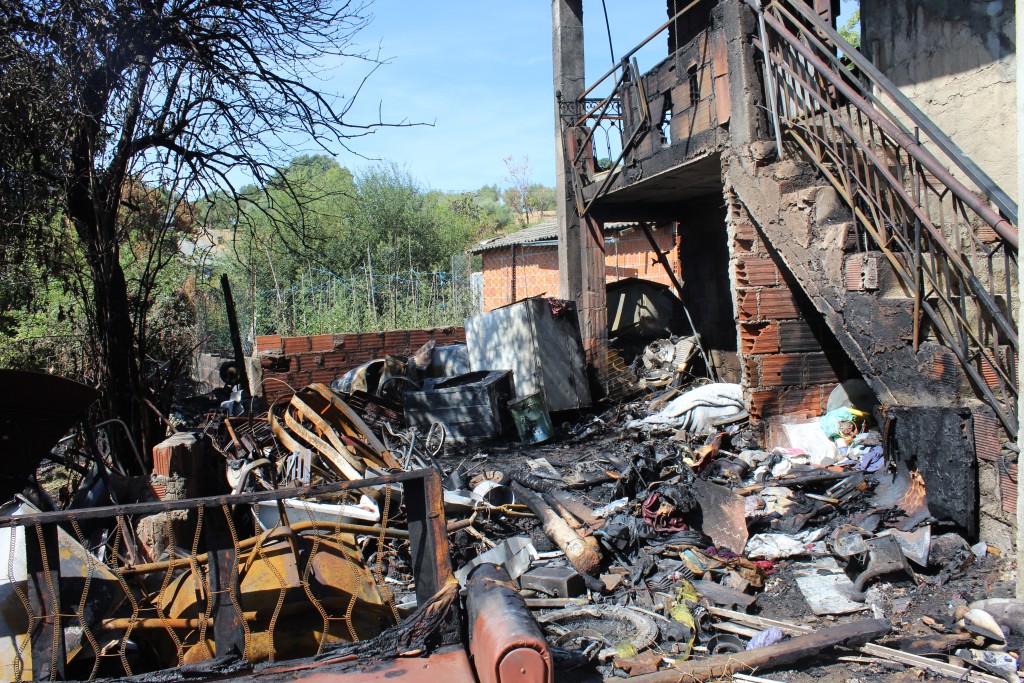 Incêndio destruiu parte de uma casa em Morais