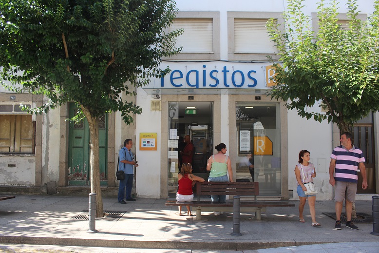 Registo Civil de Bragança com filas à porta e horas de espera deixa pessoas indignadas