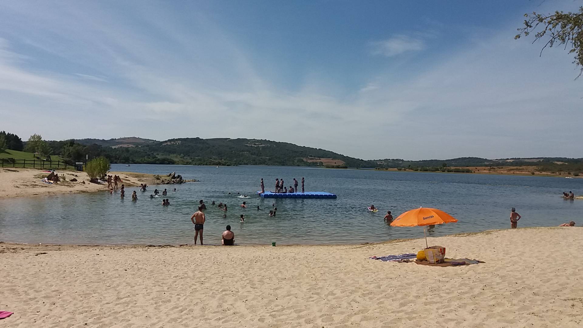 Pessoas fogem às altas temperaturas refrescando-se no Azibo