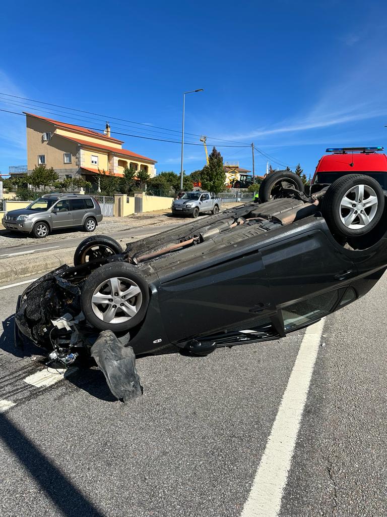 Bebé ferido em capotamento em Bragança