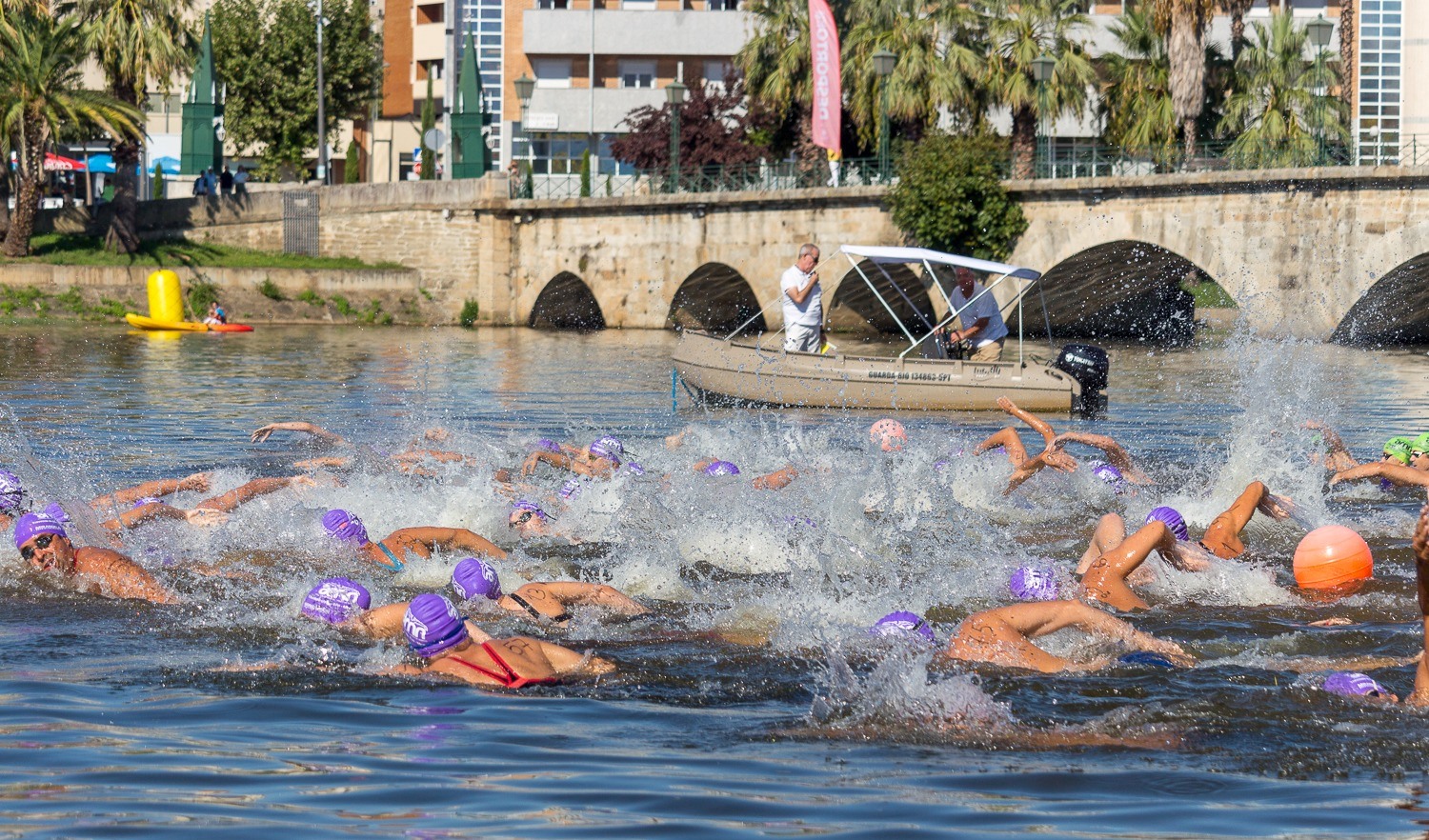 Natação: Hugo Ribeiro e Marta Aguilar venceram a 12ª Travessia do Rio Tua na “melhor edição de sempre”
