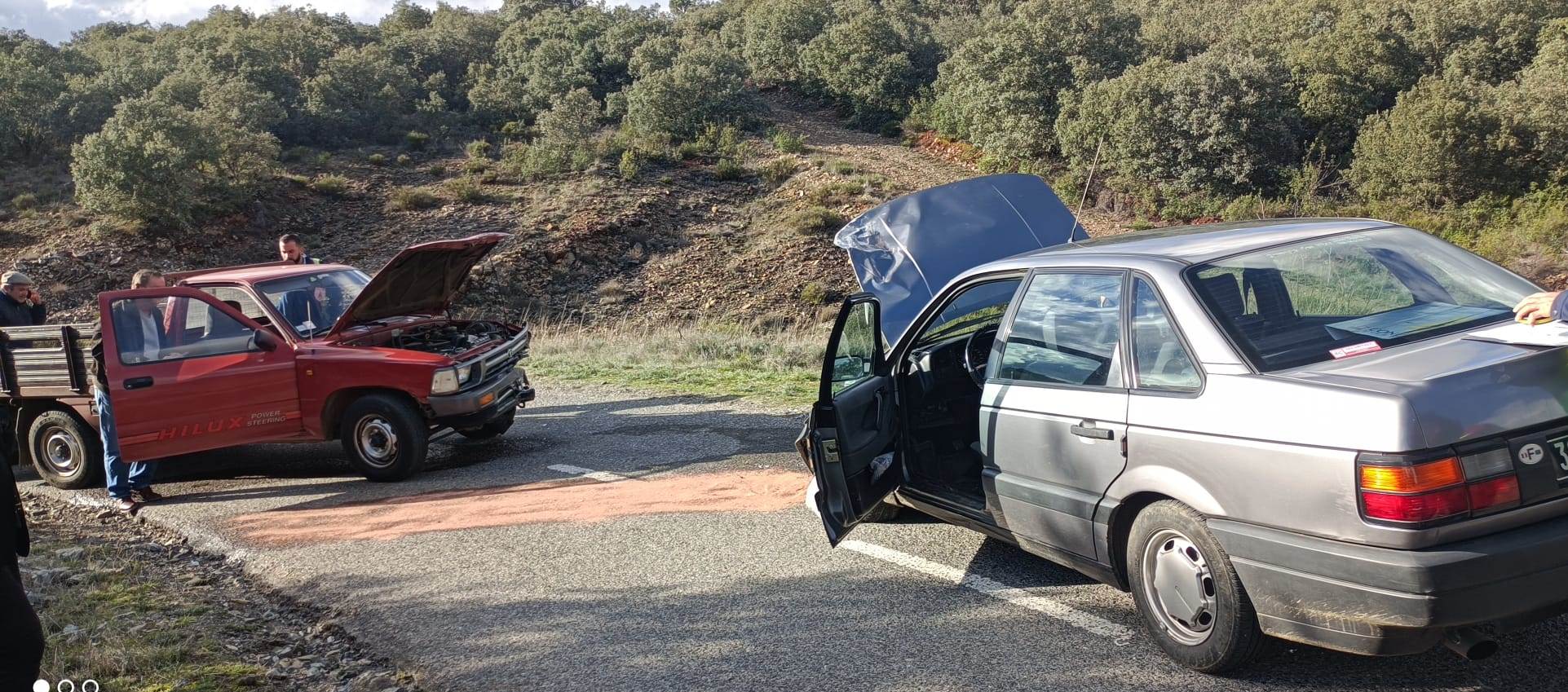 Colisão entre uma carrinha e um carro provocou três feridos