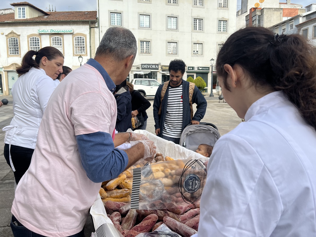 Um pão por um euro: brigantinos voltaram a apoiar Liga Portuguesa Contra o Cancro