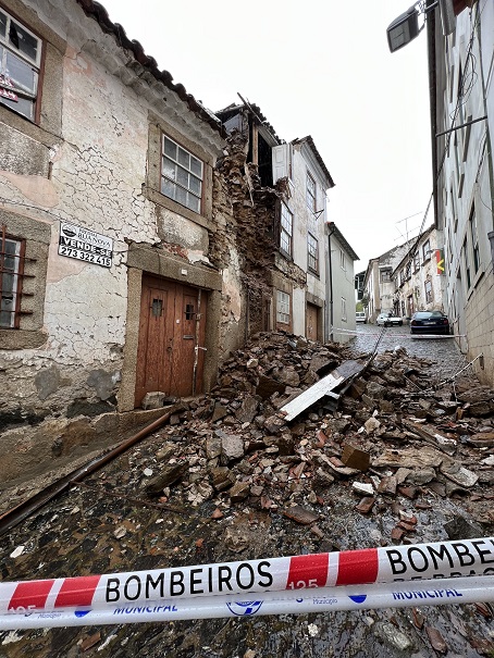 Derrocada de casa devido ao mau tempo deixa estrada intransitável em Bragança