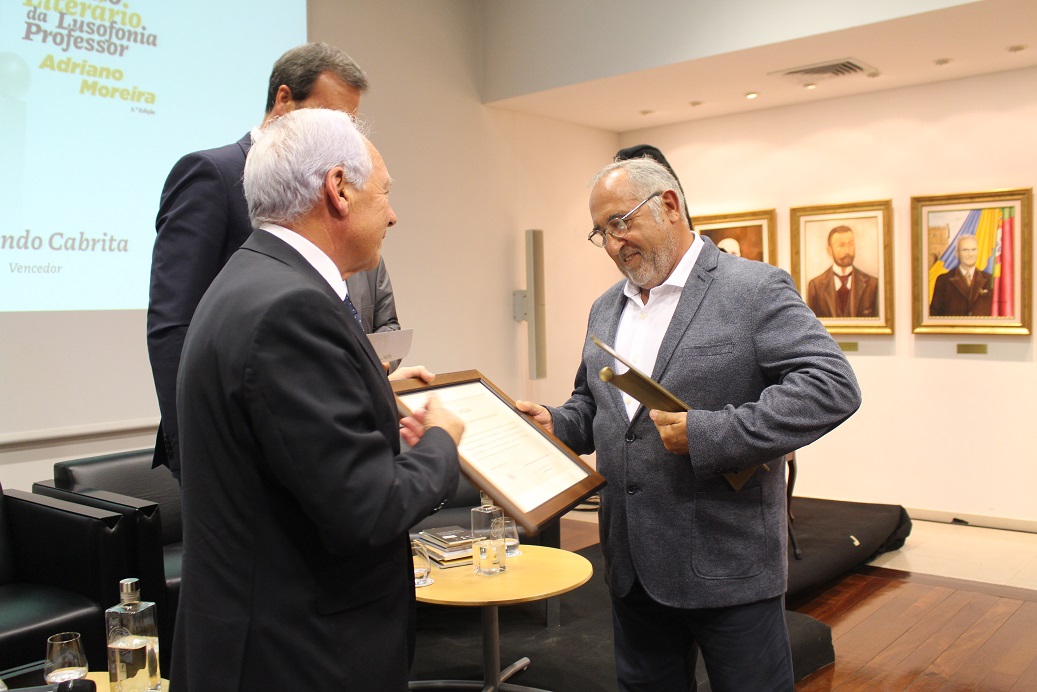 Fernando Cabrita foi o vencedor da terceira edição do Prémio Literário da Lusofonia Professor Adriano Moreira