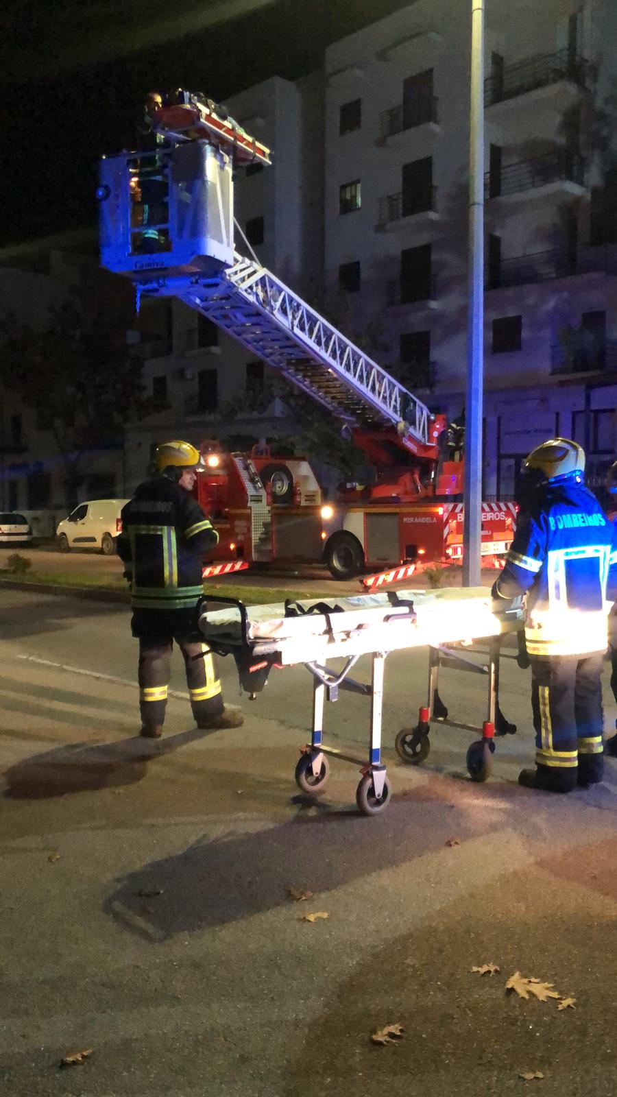 Homem com pulseira electrónica cai de 4º andar de um prédio de Mirandela