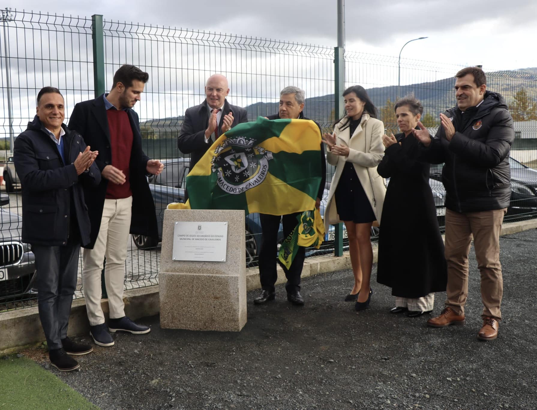 Futebol: Fernando Gomes inaugurou campo sintético de Macedo de Cavaleiros