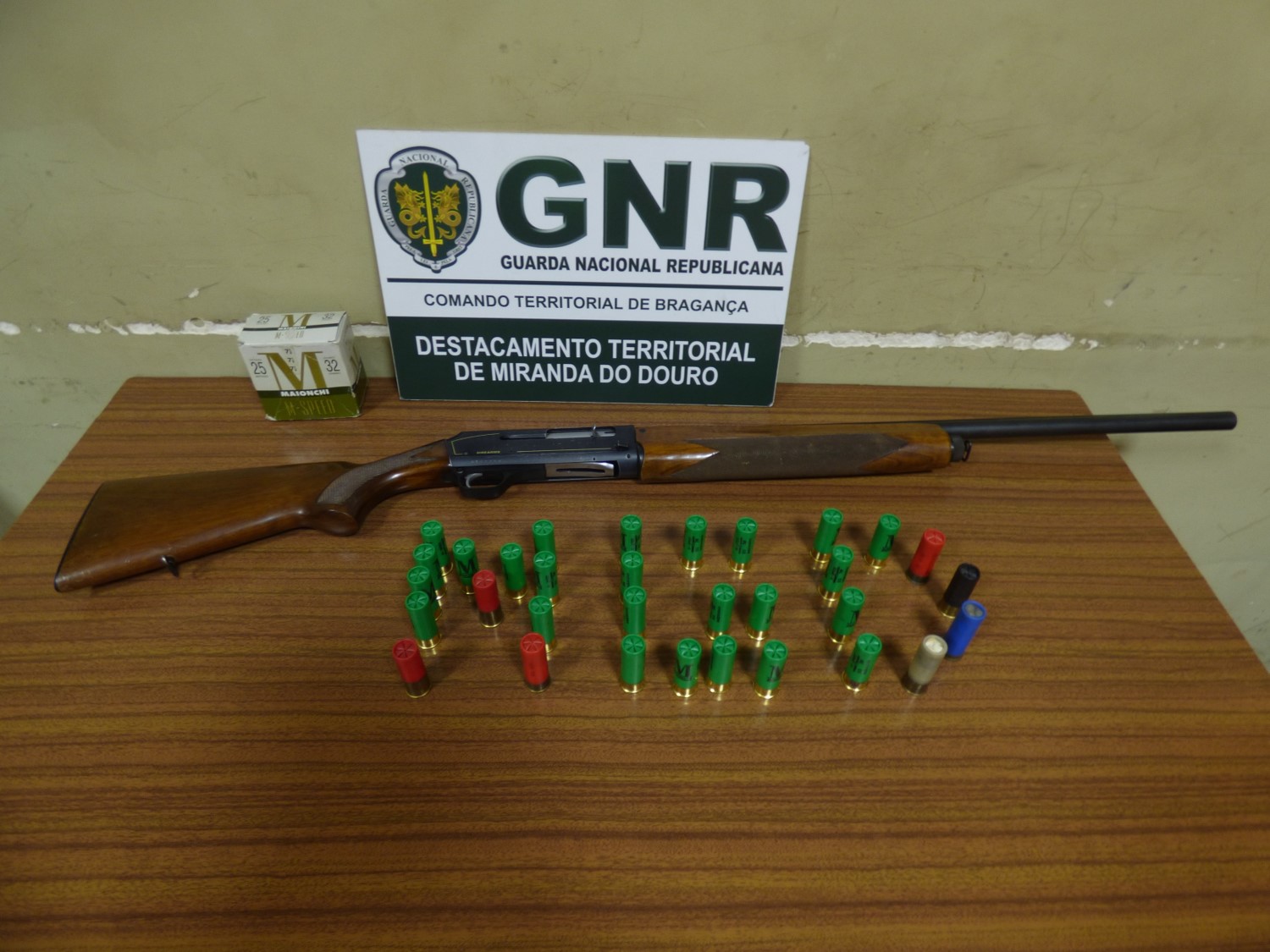 Homem detido por posse de arma proibida e ameaças em Mogadouro