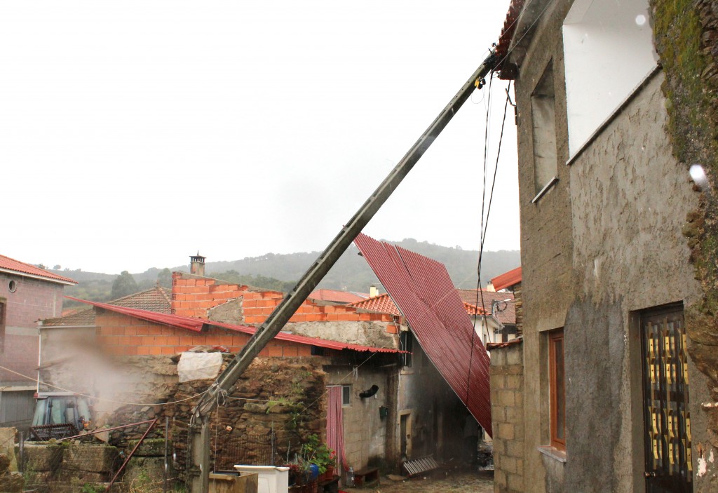 Temporal leva telhado de casa a um casal de idosos de Vale da Porca