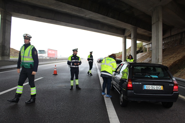 GNR e ANSR sensibilizaram condutores para não usarem telemóvel enquanto conduzem