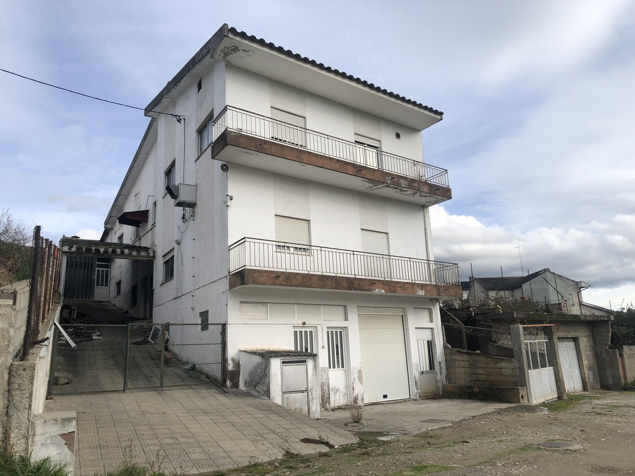 Habitante de Mirandela acusa câmara de não mandar tirar amianto de antiga fábrica da família da presidente do município