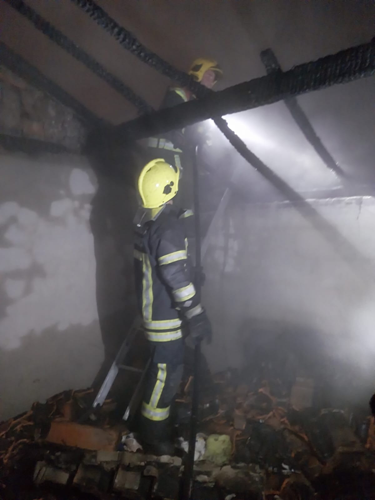 Incêndio destrói cobertura de habitação em Sacoias