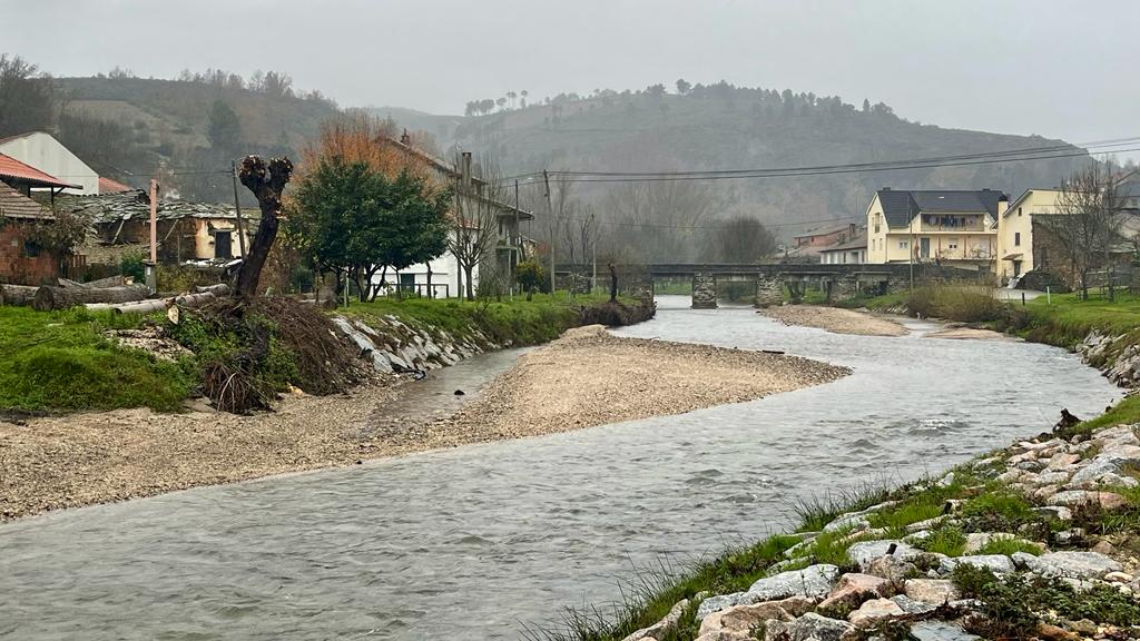 Ruas da aldeia da Aveleda em risco de ficarem inundadas devido a assoreamento do rio