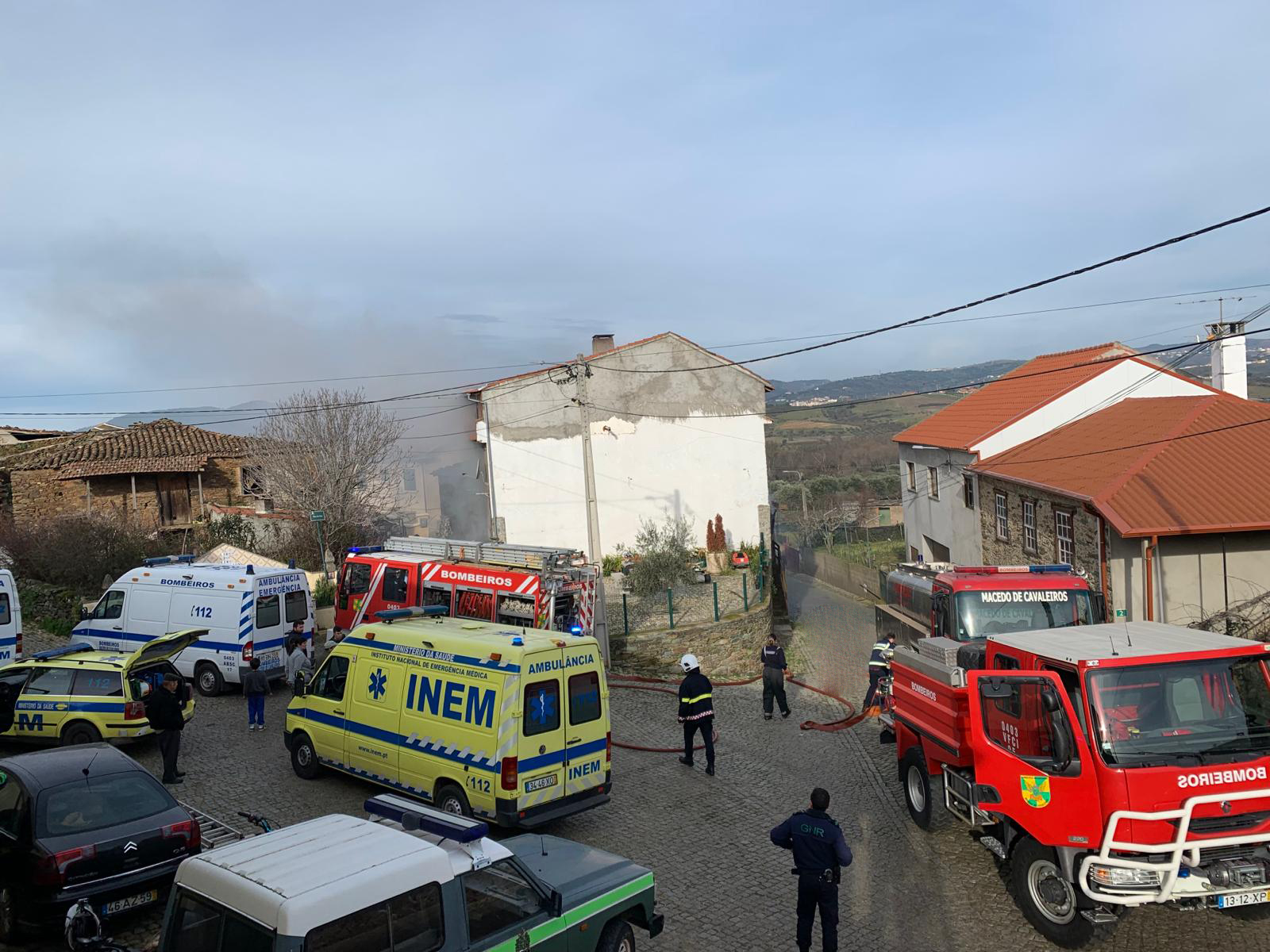 Família fica desalojada depois de casa arder totalmente na localidade de Castelãos