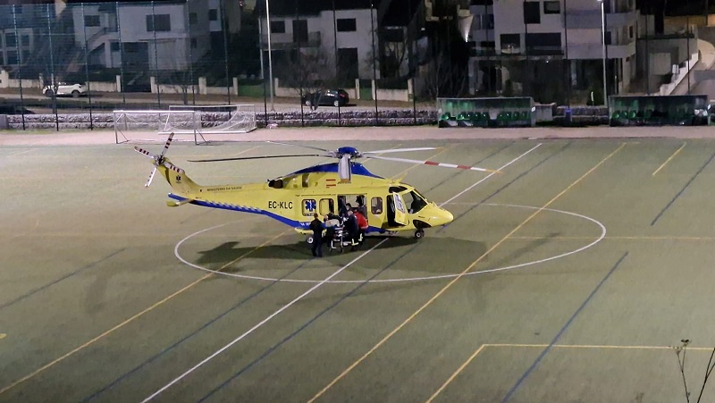 Heli do INEM de Macedo aterra no campo de futebol do IPB
