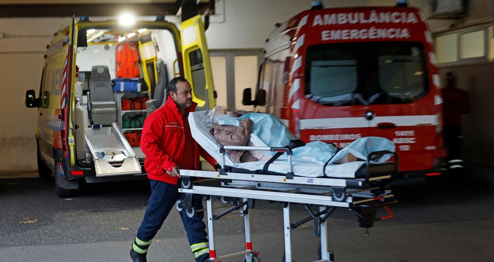 Tempo de macas retidas nas urgências dos hospitais pode passar a ser cobrado pelos bombeiros