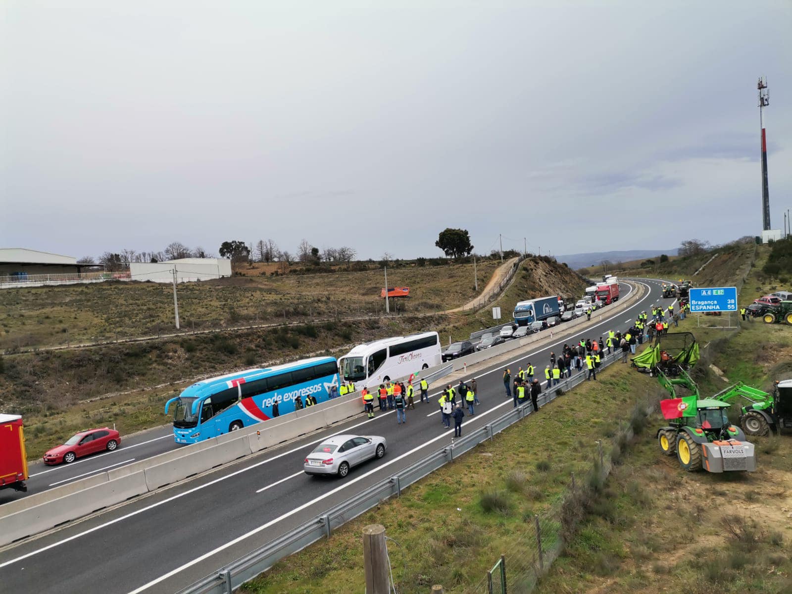 Agricultores em protesto em Macedo de Cavaleiros fecham A4