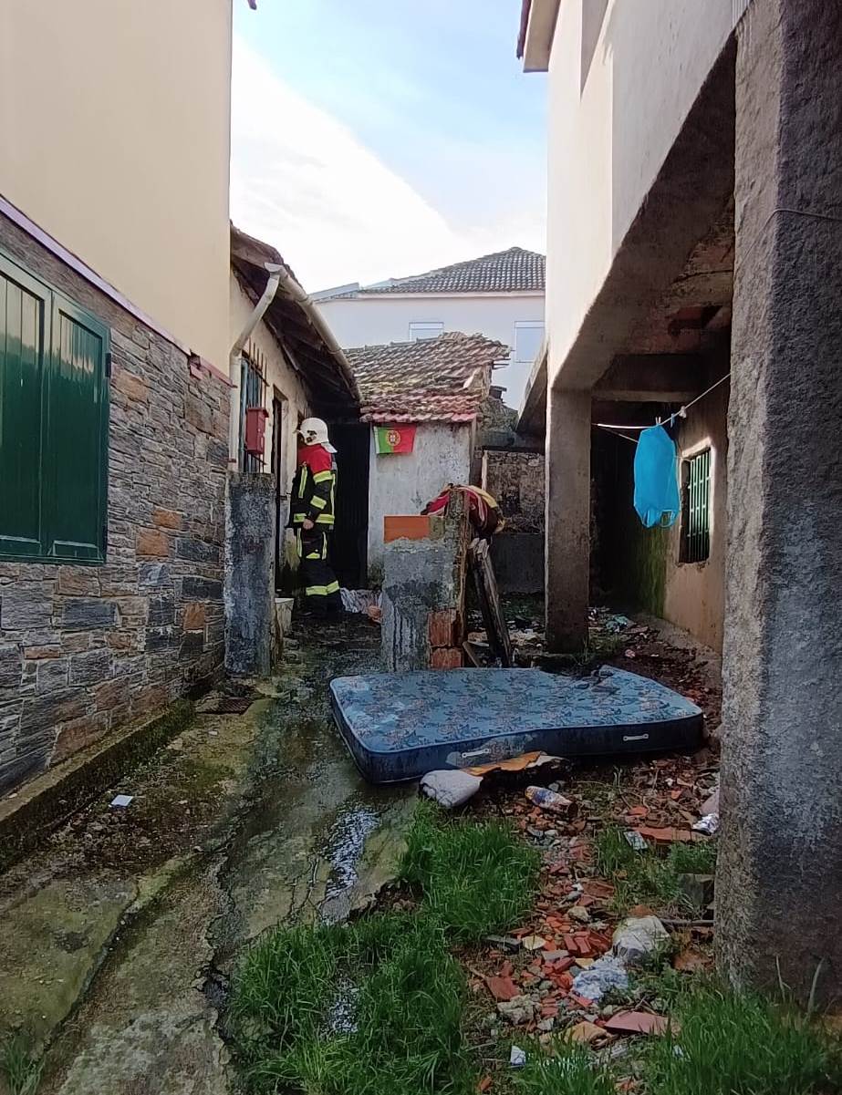 Homem fica desalojado devido a incêndio em Bragança