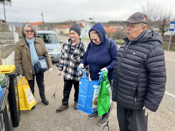 Idosos de Miranda do Douro combatem solidão limpando o lixo das aldeias