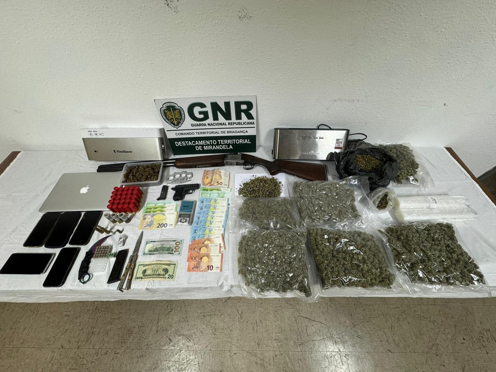 Cinco detidos por tráfico de droga vão aguardar julgamento em liberdade