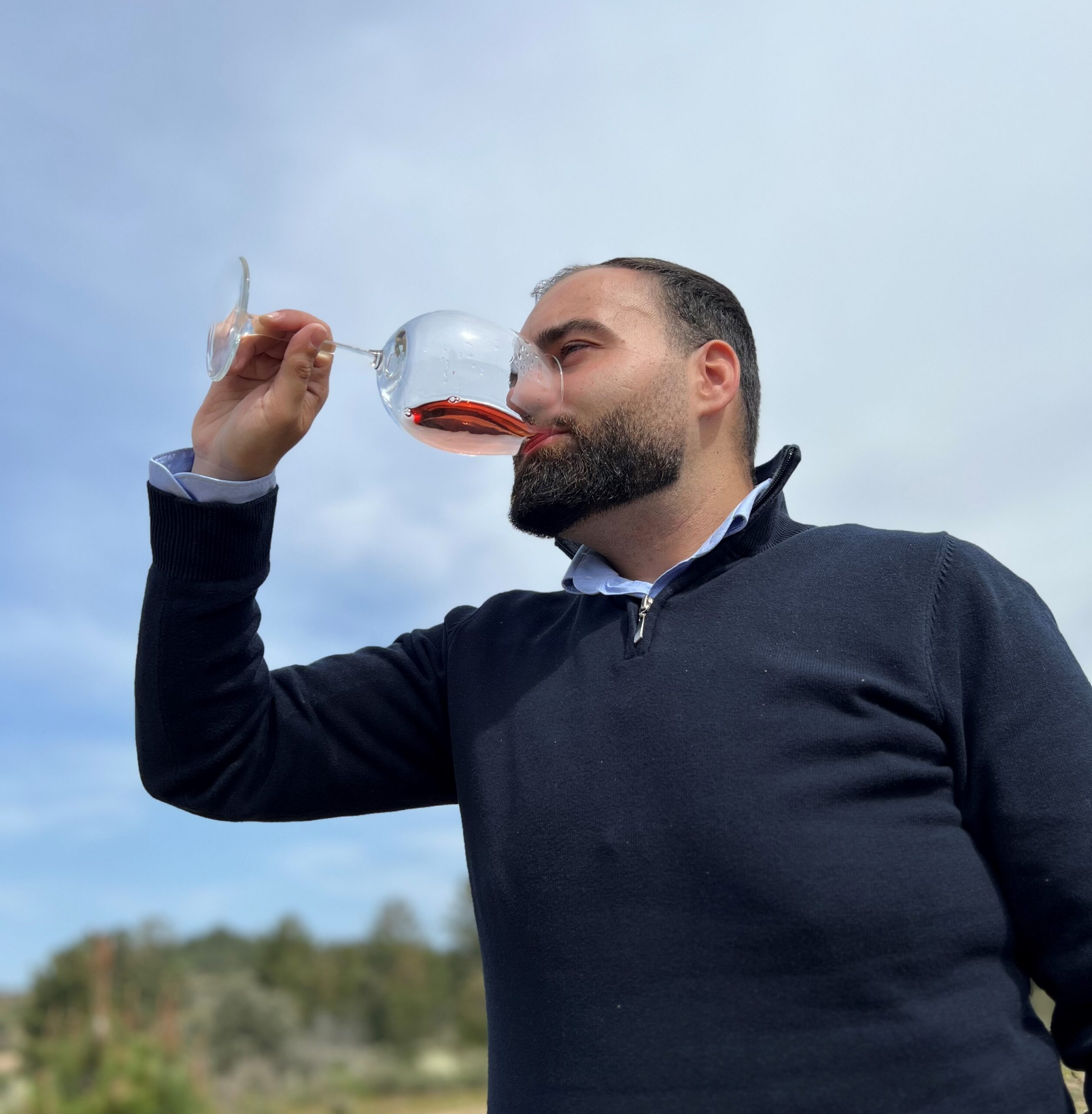 Jovem cria marca de vinho para poder ficar na região