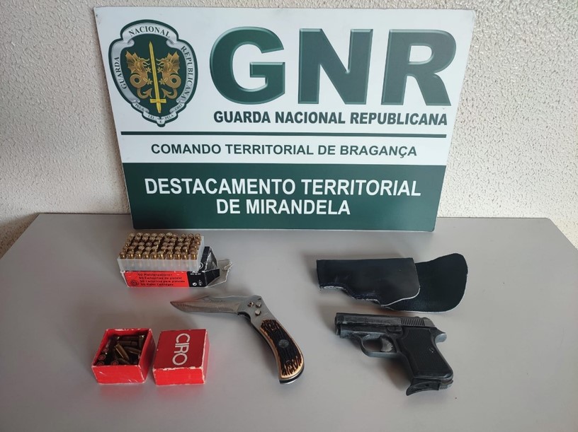 Homem detido por posse de arma proibida em Vila Flor