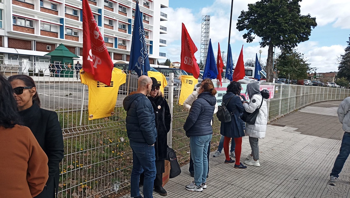 Enfermeiros da ULS do Nordeste protestaram à porta do hospital por não conseguirem categoria de especialistas