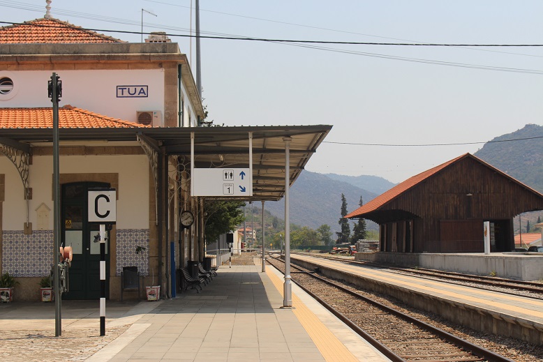 Queda de pedras impede circulação de comboio entre Tua e Régua