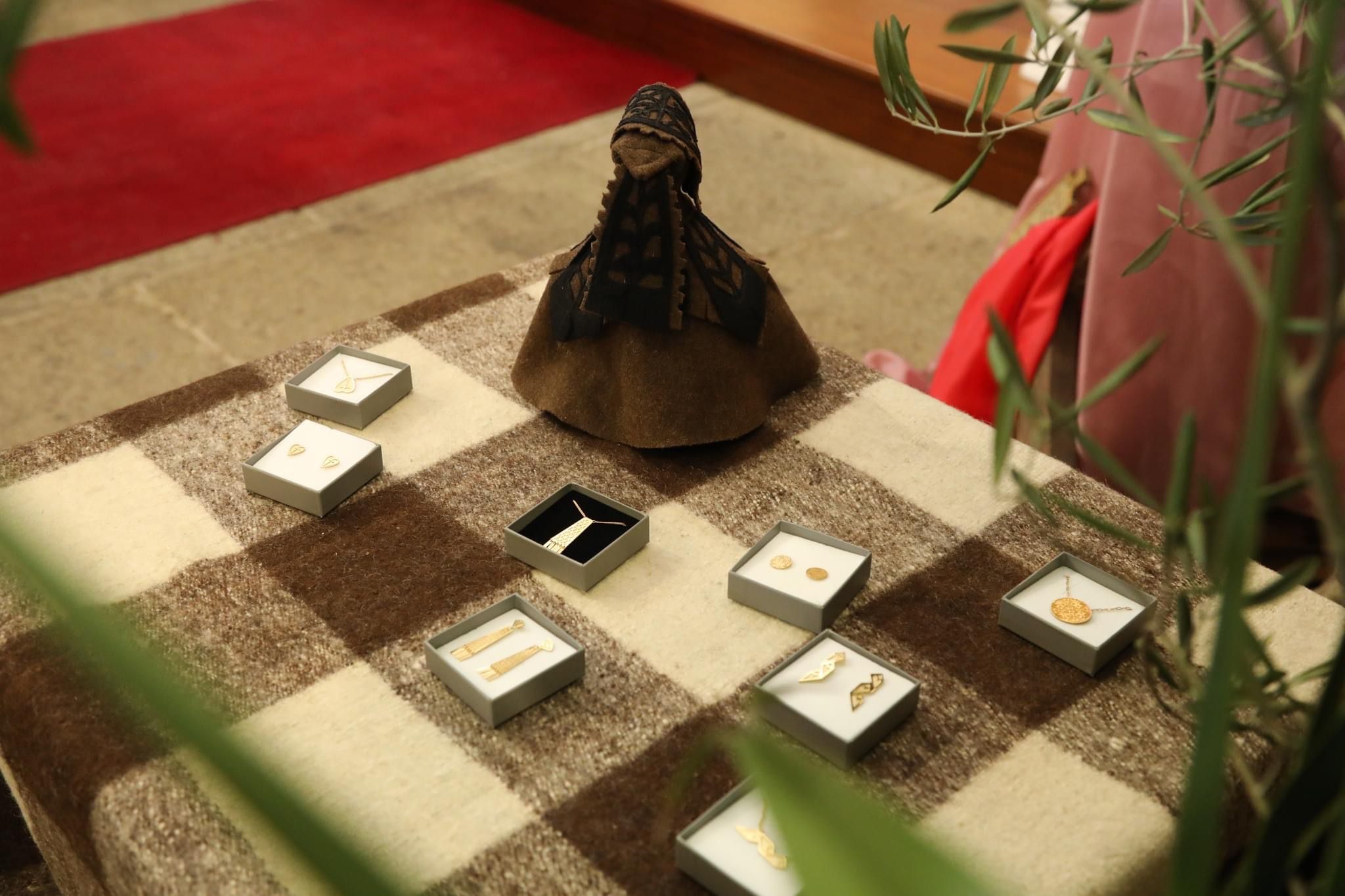 Capa de Honras dá origem a colecção de jóias