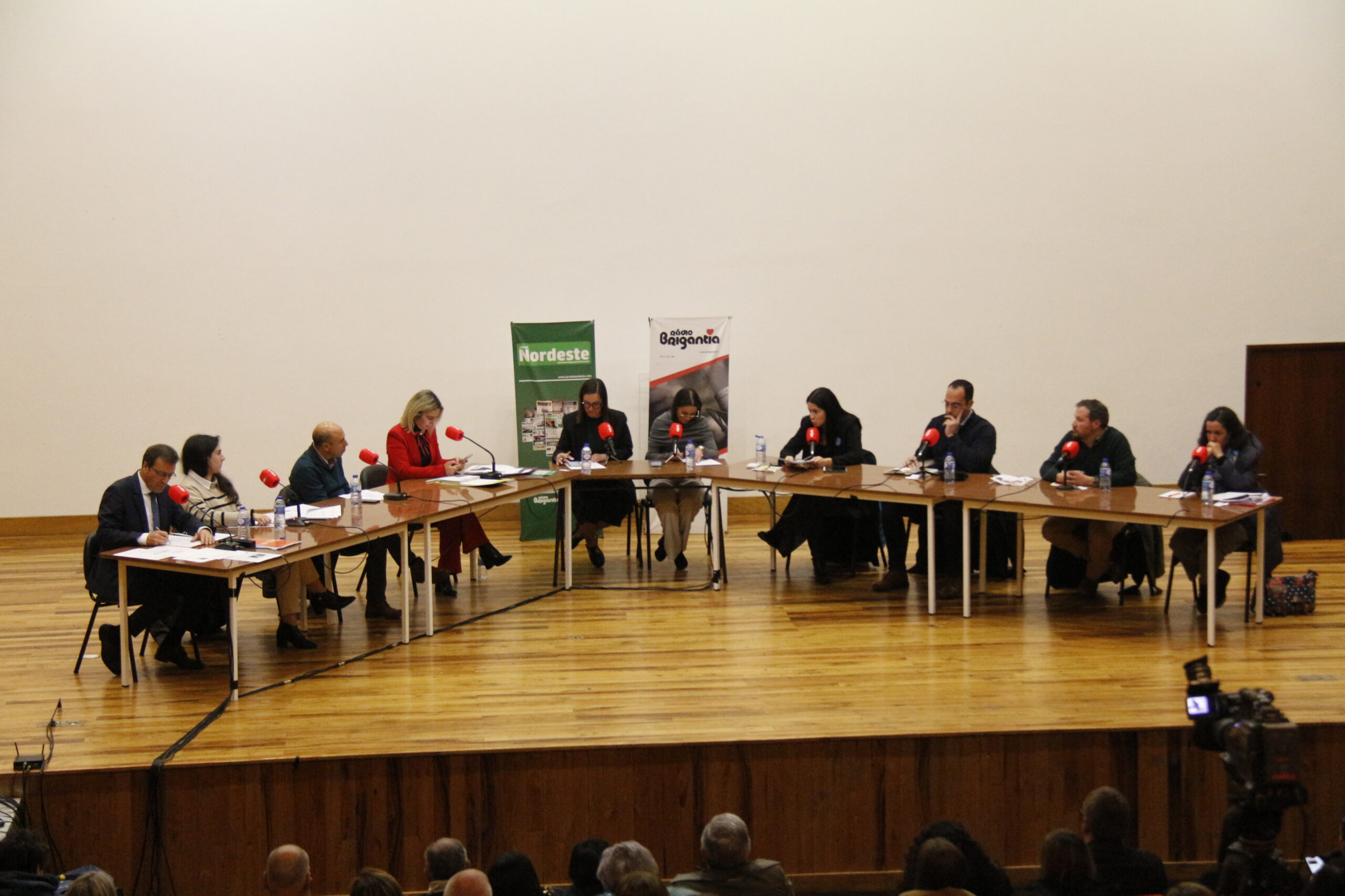 Candidatos pelo distrito discutiram problemas da região e apresentaram soluções