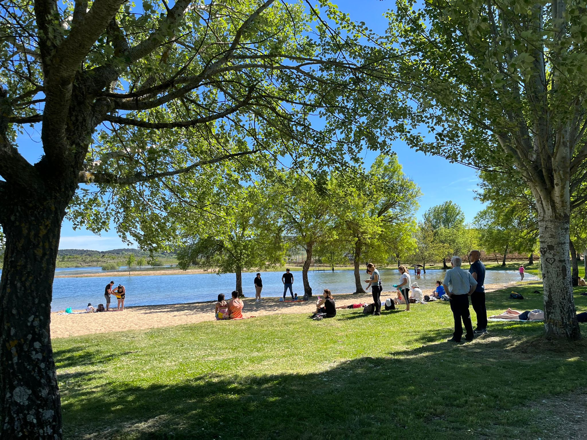 Calor do fim-de-semana atraiu visitantes à praia fluvial de Azibo